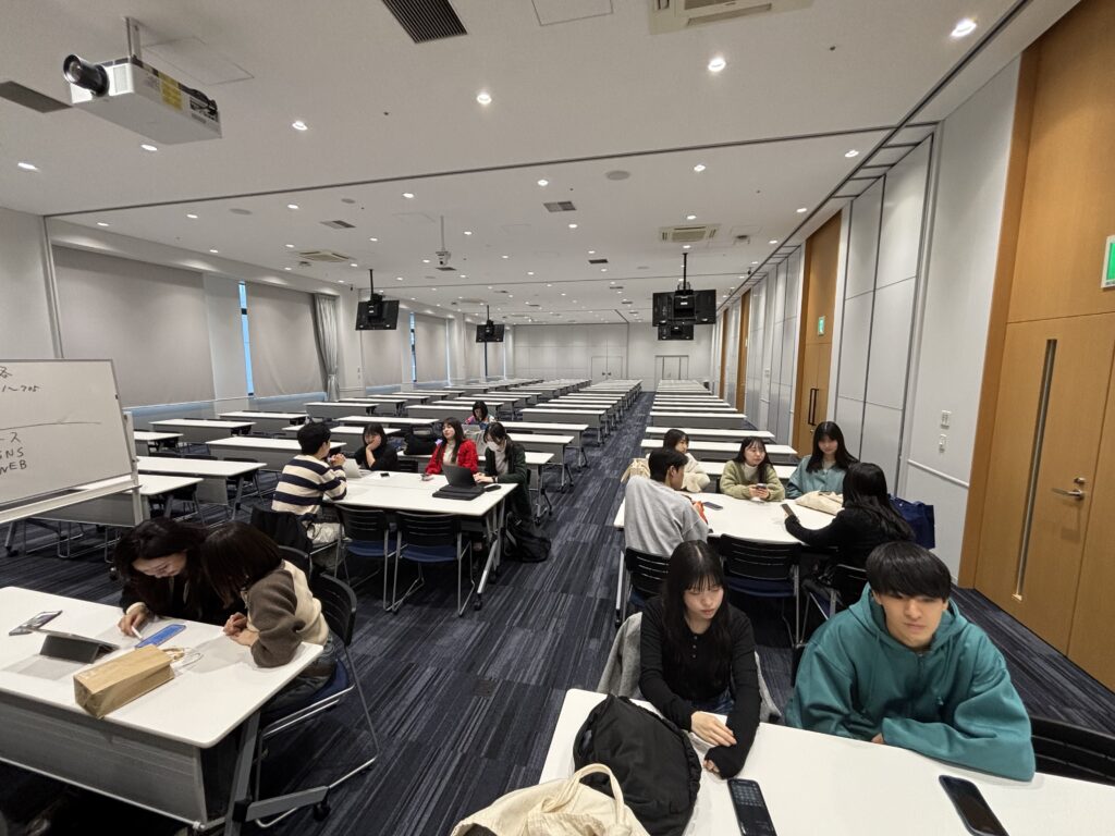 梅田キャンパス8階のメイン会場で打ち合わせ