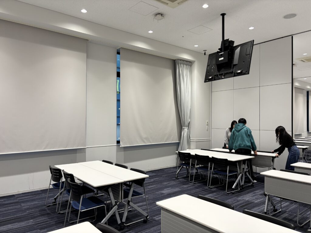 ブースを作るために椅子と机を移動させている