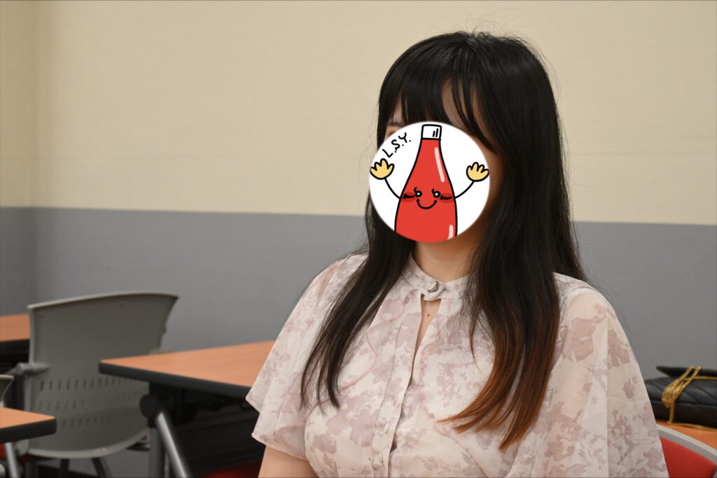 L.S.Y.さんの顔写真(顔はイラストで隠しています)